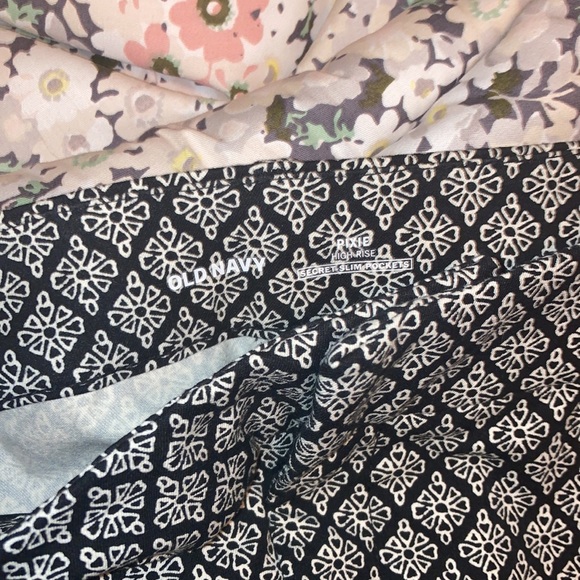 Women’s black white Old Navy Patterned pixie cut  Dress Pants - Picture 3 of 3